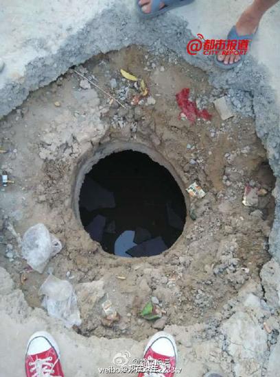 郑州5岁男童路边玩耍 不慎坠入无盖污水井(图