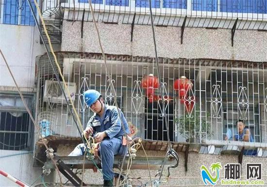 商报讯 近日,海口天气“高烧不退”,气象台发布了高温橙色预警,最高气温甚至高达40摄氏度。然而受多重因素的影响,部分市民家中出现不同时段的停电。
商报记者从供电部门了解到,随着气温的升高,居民长时间使用空调等大功率电器,导致用电负荷陡升,部分线路设备运行过载。这不仅加剧了电厂出力不足而造成电力供需紧缺形势,还导致电力线路跳闸频发,出现故障停电。
针对高温导致的电力设备过载跳闸,供电部门增加急修班人员随时待命,接到报障电话进行抢修。为了最大限度降低停电对用户的影响,对部分有条件的线路,采取了带电作业,尽量保障居民生活不断电。
7月3日下午3时,负责红城湖及附近片区供电的10千伏红城湖线发生故障,导致该片区停电。供电部门立即赶往现场进行故障排查,经初步判断,从国兴大道妇幼保健院到红城湖路段的长达4公里的电缆发生故障。由于电缆埋于地下,给故障排查工作带来极大困难,抢修人员通宵工作,于第二天凌晨查找到故障点并立即投入抢修工作。在近40度的高温环境里,没有任何树木或建筑物可以遮荫,抢修人员开始开挖地面,对故障电缆进行抢修。:20,供电部门恢复10千伏红城湖线01段线路供电线路存在,60余名抢修人员连续工作近30小时,
由于用电负荷急剧攀升导致的故障停电多发,供电部门的抢修任务也大幅增加,为工作量的数倍。供电部门紧急启动应急指挥中心,取消所有急修休假,全力以赴开展电力抢修。