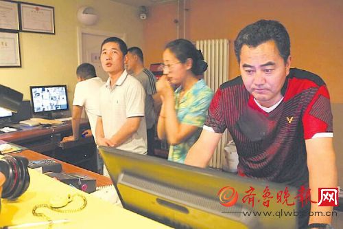 民警在日照客运站附近小宾馆查找住宿资料,准备营救小玉。