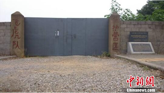 柳州“飞虎队”遗址，门口用油漆写着““飞虎队”几个简陋的大字。　黄威铭　摄