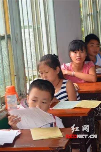 (在班上，作为大哥哥的小豪聪很受老师同学的喜欢，成绩也是名列前茅。)