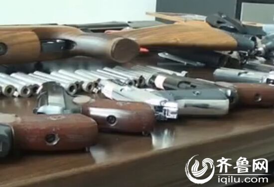 民警很快锁定了一名具有重大“涉枪”嫌疑的网友（视频截图）