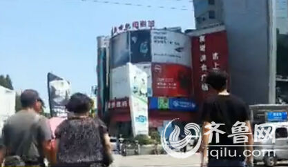 濟南小王想著給岳父買一部蘋果手機，但是發現配件酷似山寨品。