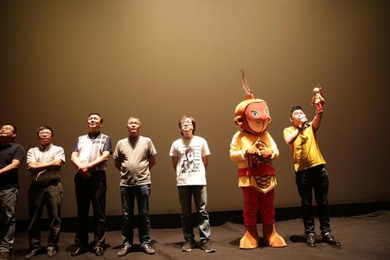 首映礼现场，主创上台
