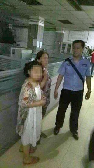 警方将周欣从某药业公司办公室带出。