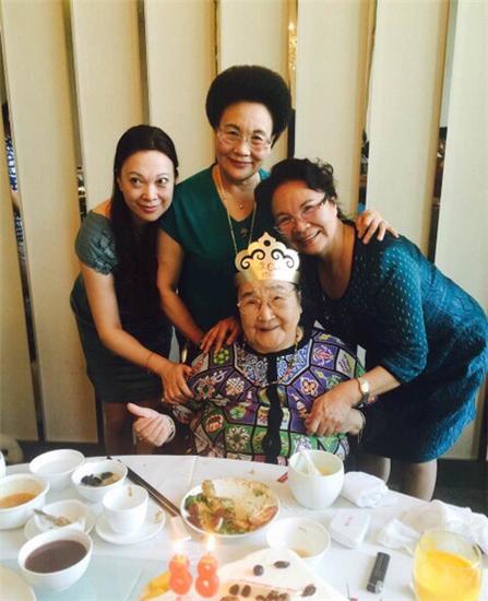 秦昊微博晒外婆照片深情感恩