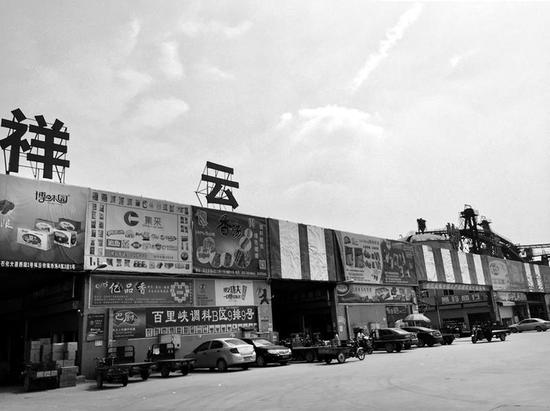 挂着物流招牌污染区卖食品 祥云物流被打回原