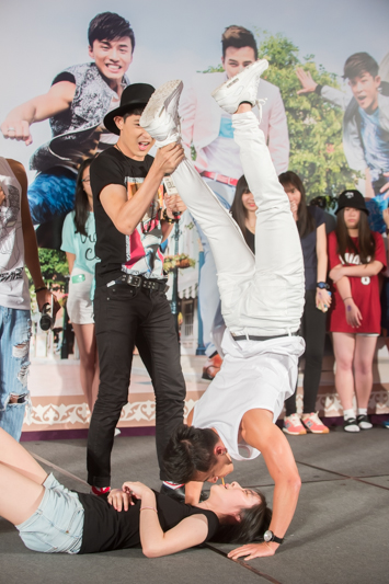 棒棒堂合体打破解散流言 与粉丝亲密互动-棒棒