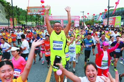参赛选手起跑时欢呼雀跃