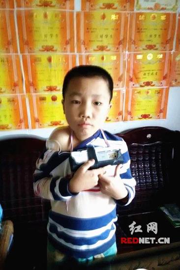 (在班上，作为大哥哥的小豪聪很受老师同学的喜欢，成绩也是名列前茅。)