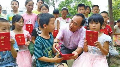 刚殿臣教授和家乡的孩子们在一起