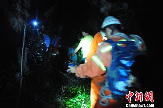五个多小时后，救援人员终于在山间一块峭壁上，发现三名少年。