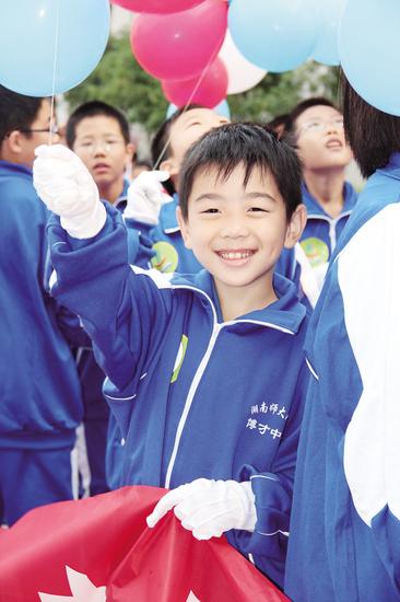 阳光幽默的11岁小肖翔以6A好成绩迈入高中。受访者供图