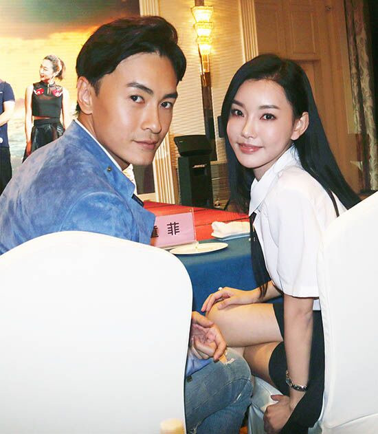 童菲优雅现身发布会 大赞搭档郑元畅暖男|郑元