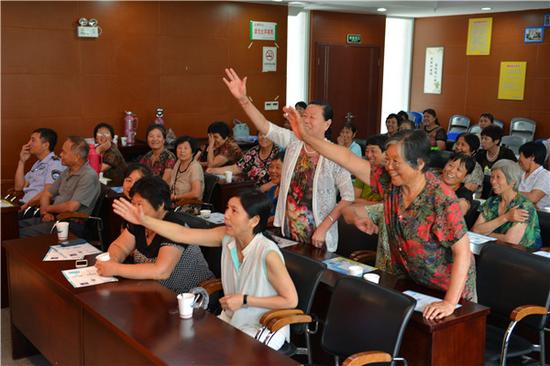 医疗器械健康直通车活动走进新安花苑