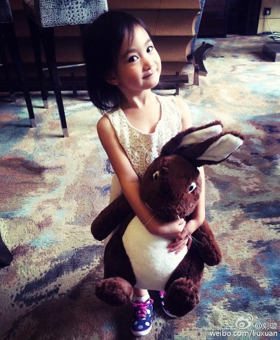 奥莉赠送兔子玩偶