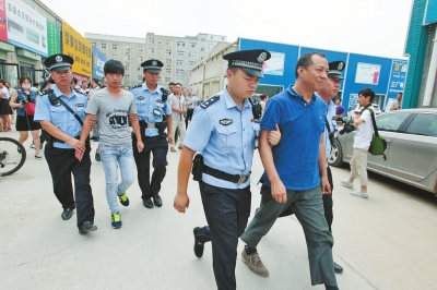 因市场消防检查不合格,郑州一家批发市场两名责任人被拘留。