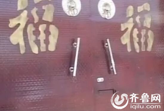 看到执法人员的到来,院中的一名女子立刻锁紧大门,从院子西边倒塌的半边院墙跳墙而逃。(视频截图)