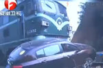轿车铁道上突熄火被火车撞出30米 两人侥幸逃脱