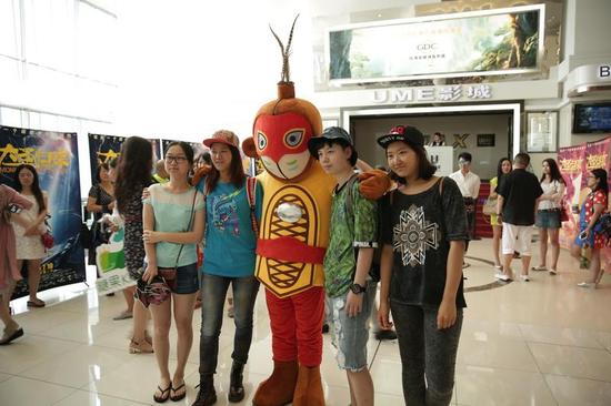 观众与大圣合影