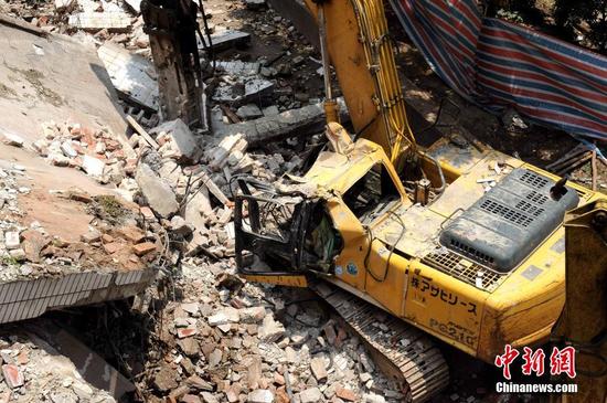 广州拆迁楼房发生倒塌 施工钩机司机身亡