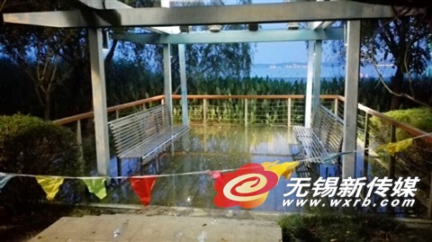 不少沿湖步行栈道被漫上岸的湖水淹没,切断了人们漫步路径。