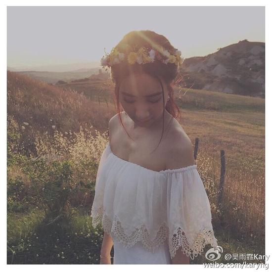 吴雨霏意大利办婚礼 抹胸凝视老公秀恩爱|吴雨