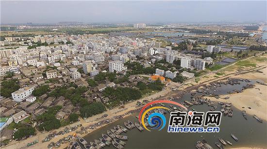 2015年7月4日,海口新海村,码头建设一片繁忙。本报记者张杰摄