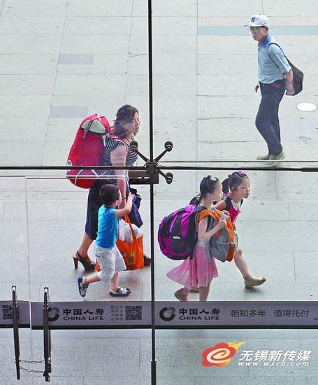 7月初,无锡火车站迎来一年一度的暑运,日均客流量突破5万人次。