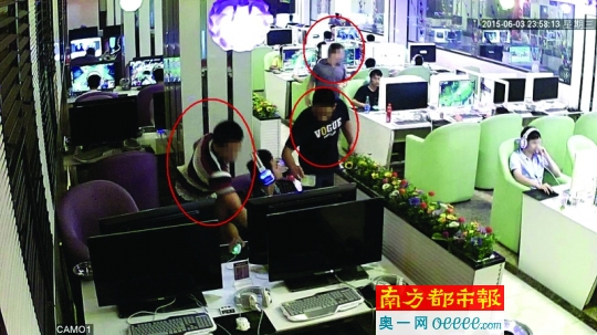 3名嫌疑人正在用“拍肩膀”的方式盗窃事主放在电脑桌上的手机。通讯员供图