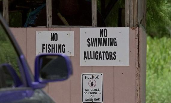 事后，私人码头的主人表示，之前在池塘里发现一只很大的鳄鱼，于是挂上警示牌提醒人们注意，没想到还是出事了。