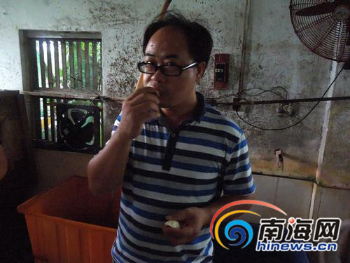 罗老板拿了一块豆腐干,生吃了起来