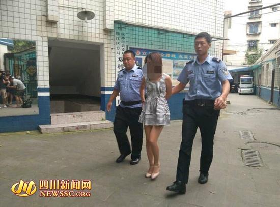 成都电马儿违规载人被拦 女子侮骂推搡民警