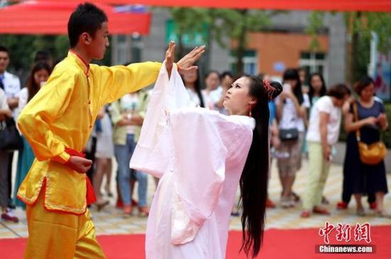 成都<em>空姐比武招亲</em>秒杀小伙_手机新浪网