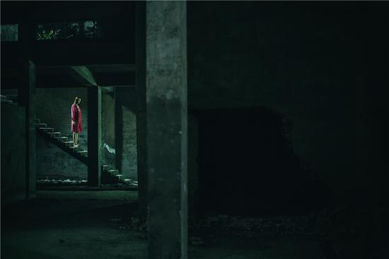 张俪站在楼梯间