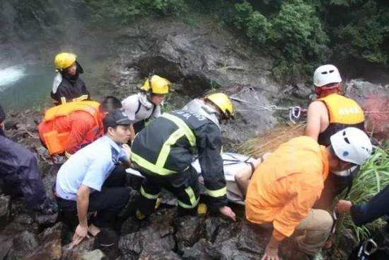 前日，上海一名驴友在浙江仙居县淡竹乡朱坑里瀑布“瀑降”时，被卷入瀑布中，警民合力营救数小时，但该名驴友还是不幸身亡。