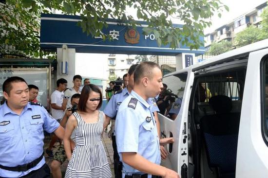 骑电马儿带人还骂民警“贱人”