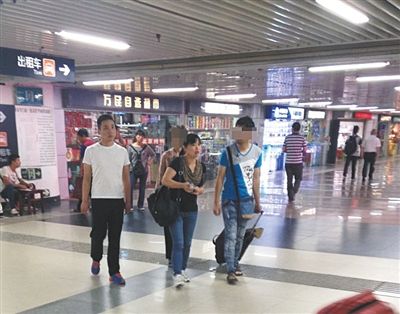 6月20日,搭讪成功后,另外一对男女准备带“母子”去一家中医诊所就医。