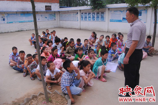 留守儿童学校校长李运朝正在给孩子们讲暑期安全注意事项