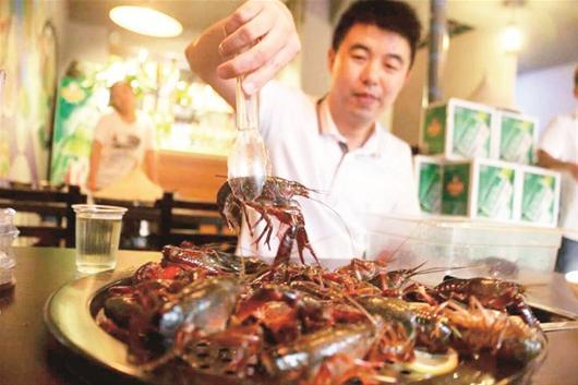 武汉虾店现流行“撮活虾”