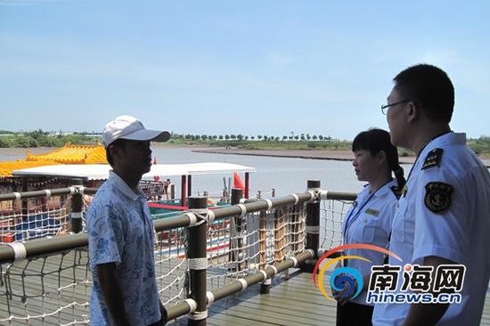 7月3日，海口海事局叫停富力湾湿地公园无证旅游船舶。(通讯员杨旭摄)