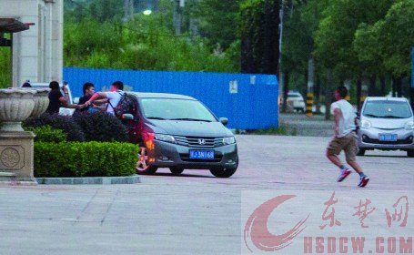 19时36分,特警制服一名嫌疑人