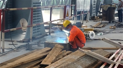 戴着电焊面具