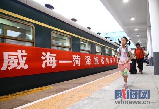 7月7日晚,旅客匆忙走在威海火车站站台上。 威海晚报记者 于启波 摄