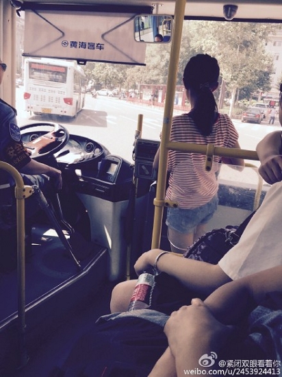刷卡女孩乘公交画面