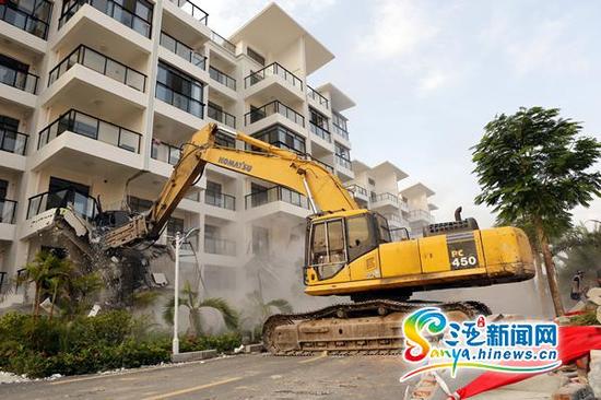 7月7日,三亚市崖州区组织力量依法拆除位于该区现代农业科教园科研用地内的违法建筑“金阳光小区”。(三亚新闻网记者邓松摄)