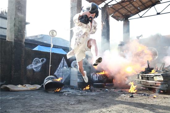 王仁川在硬照拍摄时挡脸