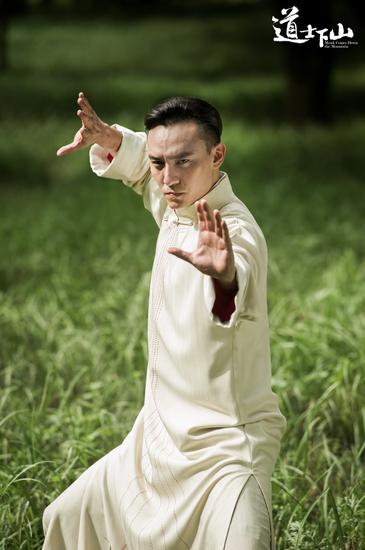 张震白袍宗师造型