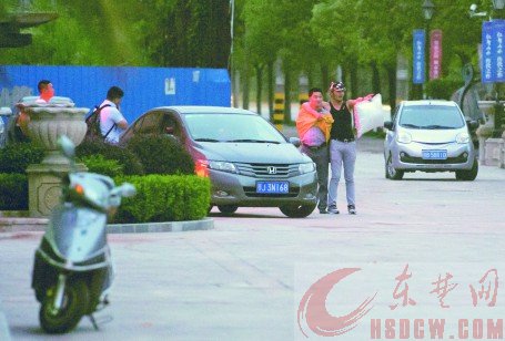 嫌疑人第二次将人质带出室外准备乘车