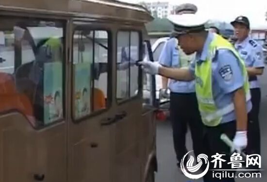 交警将自制车牌的男子拦下。（视频截图）
